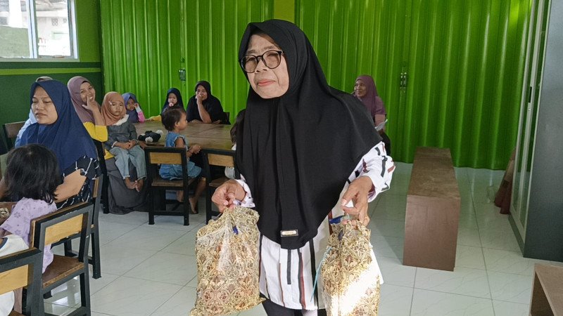 Foto Suasana Saat Pembagian MBG Menu Kering SPPG Mamben Daya Aik Jong oleh Guru di TK 01 Wanasaba pada 24 Desember 2025 Lalu (Dok. Pribadi)